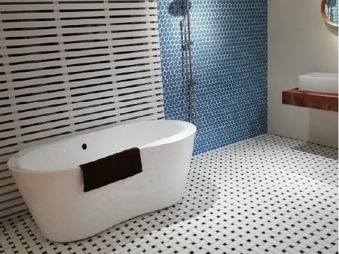 ユニークなタイルを組み合わせて欧米風のバスルームに!