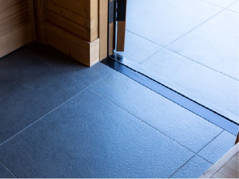 濃い目の色の玄関タイルできりっと閉まる外観に