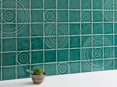 水面に広がる波紋の美しさを表現したタイル