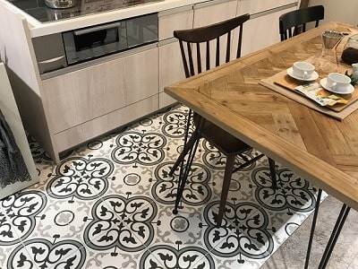 絵柄の入った床タイルがおしゃれ