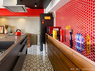 ハイコントラストで華やかなインテリアに