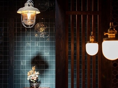 タイルで、アートな壁面が美しい京町屋