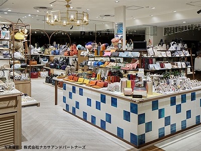 青と白のタイルが美しい店舗