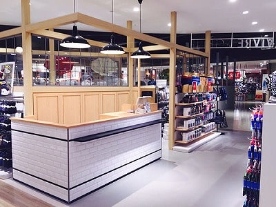 店舗のカウンターにサブウェイタイル