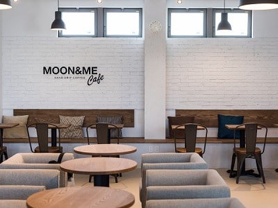 カフェ店、内装のレンガは施工後に白く塗装