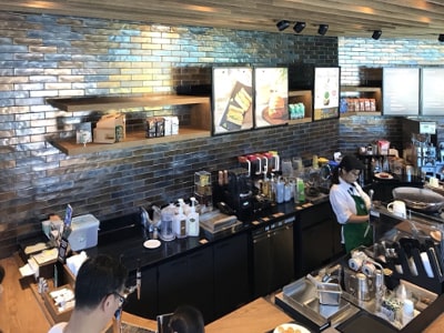 メタリックなタイルが特徴のスタバの店舗
