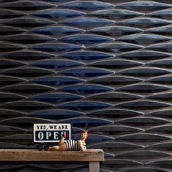 店舗　内装壁タイル　キール