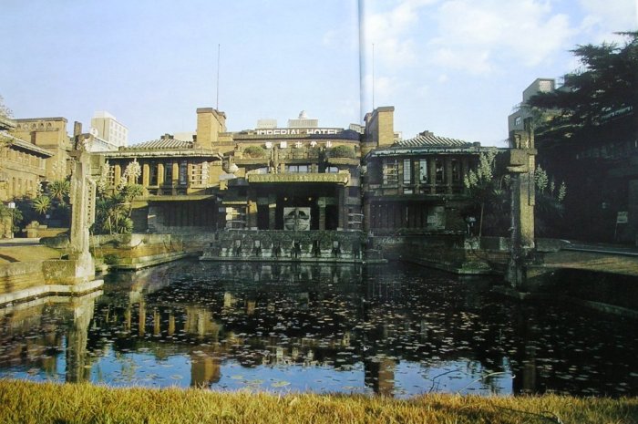 帝国ホテル正面　撮影　村井修　撮影年　1966年 明石信道著「旧帝国ホテルの実証的研究」より