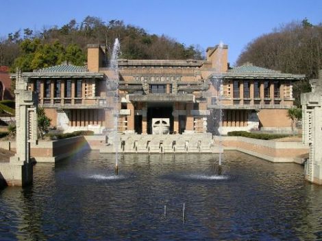 明治村の帝国ホテル正面 ご承知のように、帝国ホテルはエントランス、ロビー、ラ ウンジ部分が、愛知県明治村に再現されています。 レンガをはじめ大谷石も殆どが新しく作られたもので、 オリジナルとは比べ様がありませんが、大きさは全く同 じになっていますので、その雰囲気は味わえます。