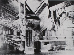 バンケットホール創建時の天井部分。
            円をモチーフにした孔雀の彫刻と天井画の関連性がよくわかる。
            左が西ウイング、右が北ウイングと思われる。
            明石信道著「旧帝国ホテルの実証的研究」より