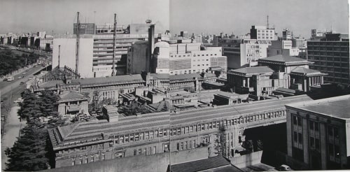 南側から全景を見る。手前の客室棟はライト帰国後、日本人だけで建設された。
        日生劇場が建設工事中の頃の写真
        明石信道著「旧帝国ホテルの実証的研究」より　撮影　村井修