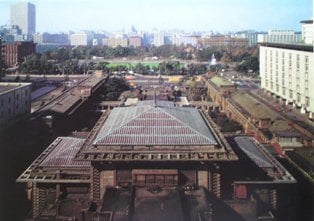 新館から西方を見る。手前の屋根はバンケットホールの屋根。
        向こうに見える緑は日比谷公園。右側の白い建物は日生劇場。
        明石信道著　「旧帝国ホテルの実証的研究」より　　撮影　村井修