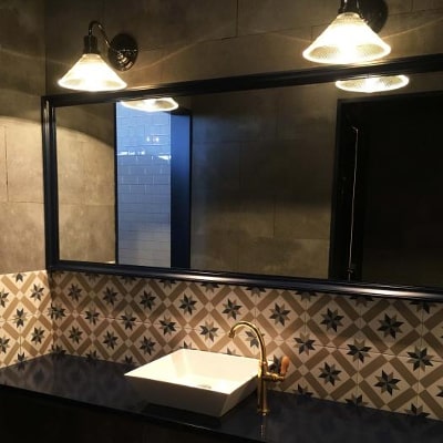 絵柄の付いたタイルでトイレに異国感