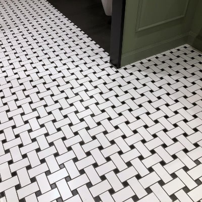 NYを彷彿させるタイルをお手洗いに・・