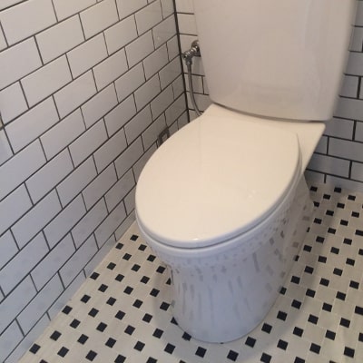 モノトーンのタイルでNYを彷彿させるトイレ