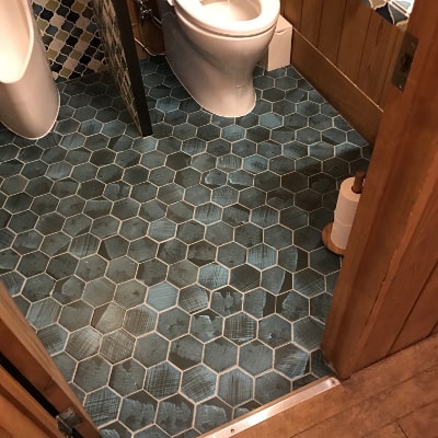 タイルでゆったりとした時間が過ごせそうなトイレ