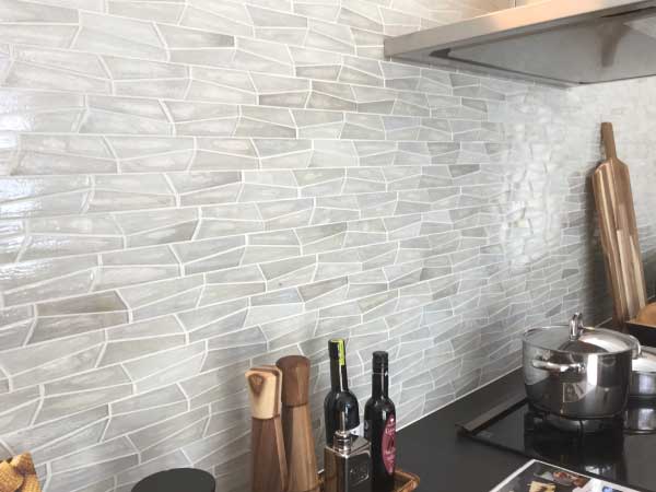 ナチュラルカラーのキッチンをほんのり華やげるガラスモザイク