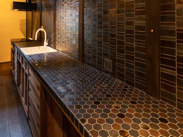 重厚な輝きを放つキッチン