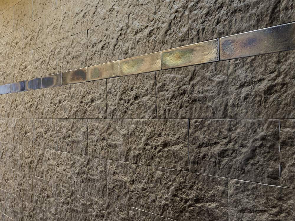 「重厚な雰囲気で訪れる人を迎え入れる玄関ホール」の画像1枚目