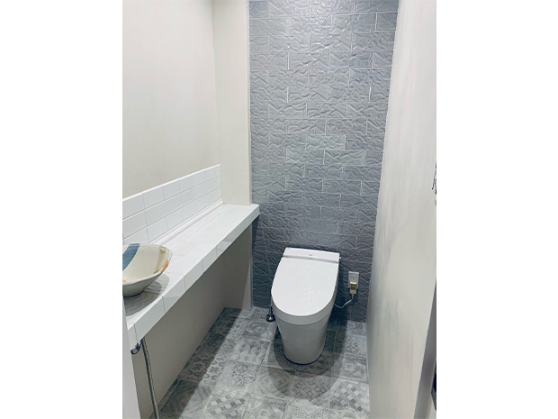 「タイルをたっぷり使ったトイレ施工事例」の画像1枚目